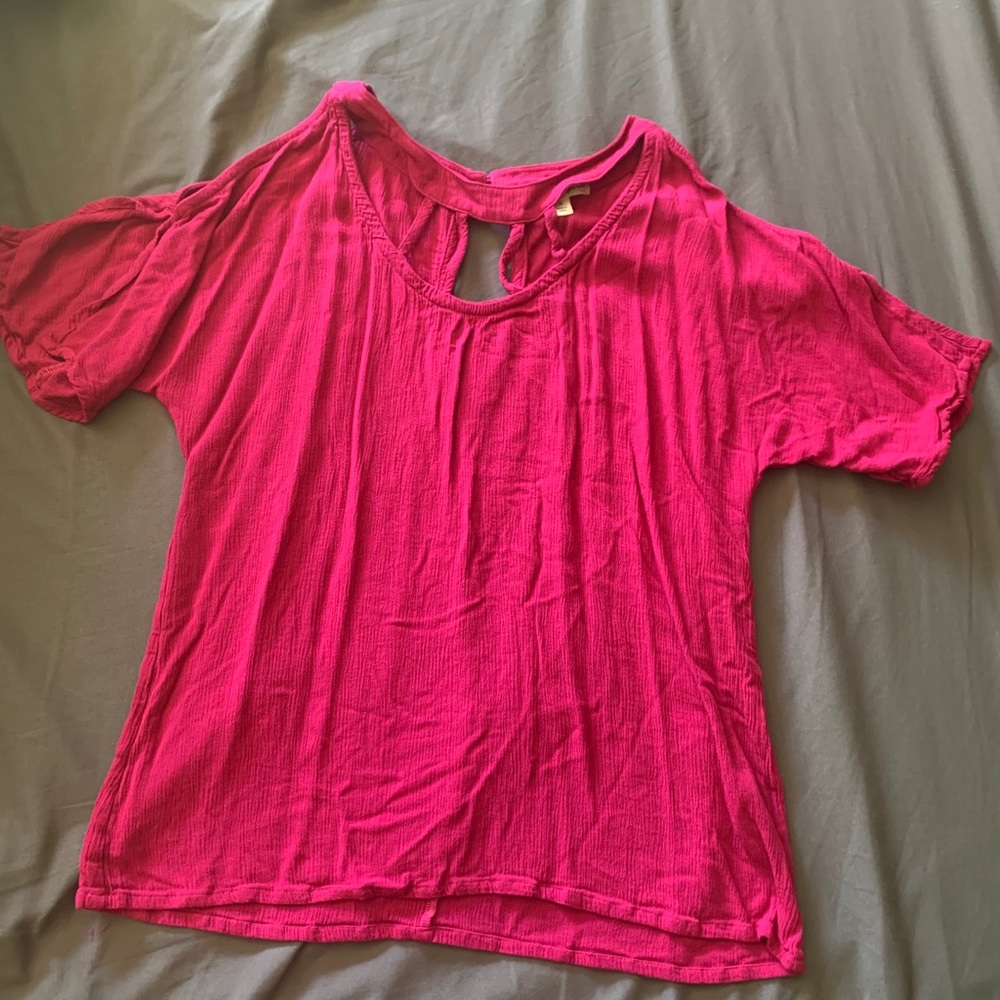 Magenta cold shoulder short sleeve shirt